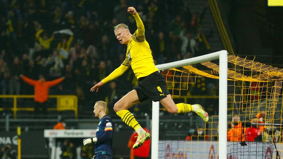 Haaland pula ao comemorar gol marcado pelo Borussia Dortmund diante do Greuther Furth  - Thilo Schmuelgen/Reuters