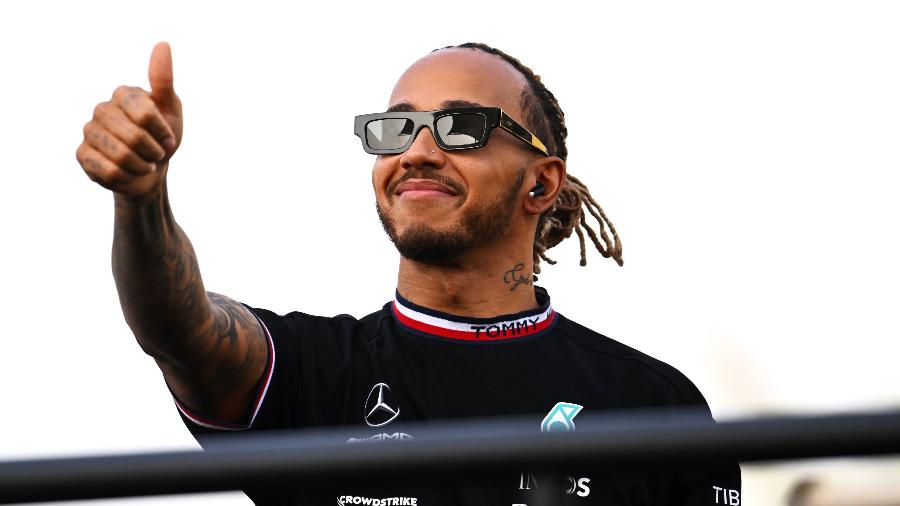 Lewis Hamilton sorri antes do GP do Bahrein de Fórmula 1 em 2022 - Clive Mason/Getty Images