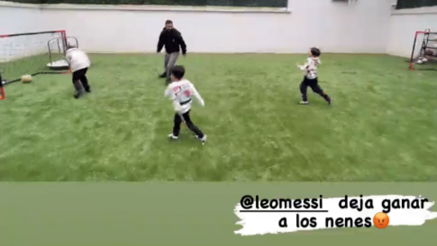 Lionel Messi brincando com seus filhos Thiago, Mateo e Ciro - Reprodução/Instagram