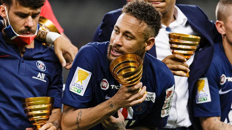 2020.07.31- Neymar with French League Cup trophy - Eurasia Sport Images/Getty Images - Eurasia Sport Images/Getty Images