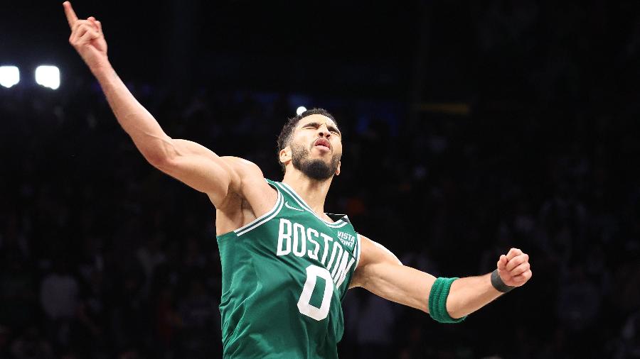 Jayson Tatum comemora a vitória dos Celtics sobre o Brooklyn Nets no Jogo 3 - NBA/Twitter
