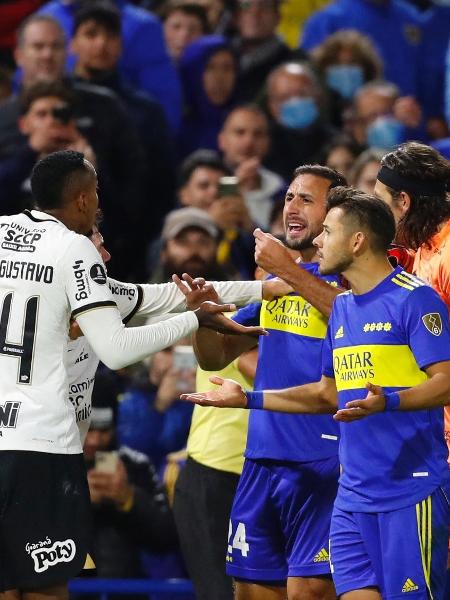 Jogadores de Corinthians e Boca discutem durante jogo da Libertadores na Bombonera - Agustin Marcarian/Reuters