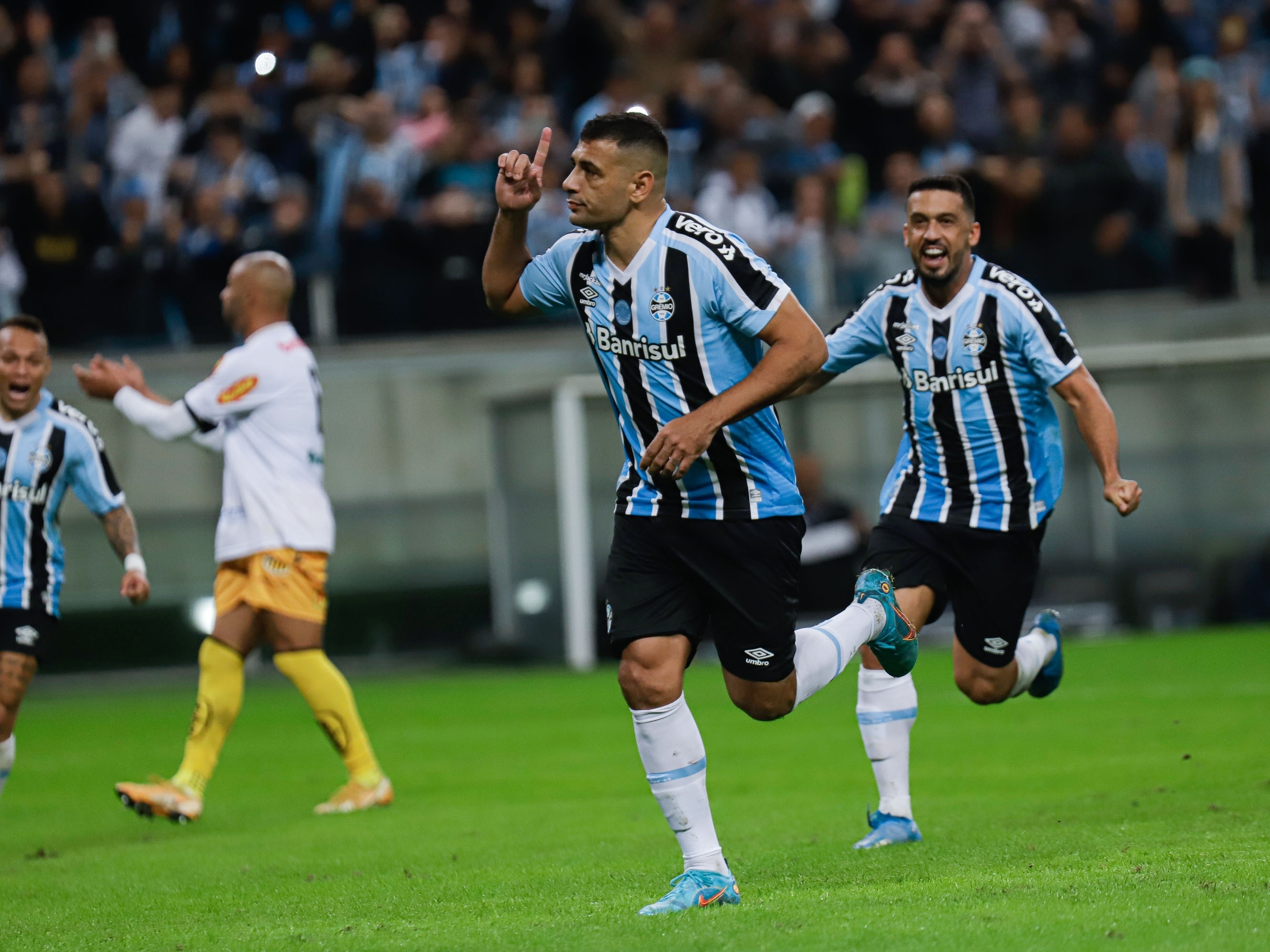 Vitória vence Novorizontino em casa e volta ao G4 da Série B