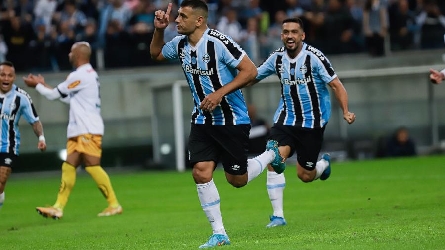 Diego Souza, do Grêmio, comemora gol contra o Novorizontino pela Série B do Brasileirão - Maxi Franzoi/AGIF