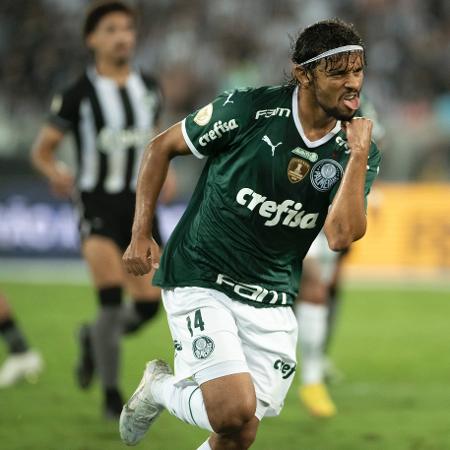Gustavo Scarpa, do Palmeiras, comemora gol em jogo contra Botafogo pelo Brasileirão - Jorge Rodrigues/AGIF