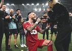 Jogador pede namorada em casamento em campo após vitória em clássico; veja - Divulgação/Standard Liège