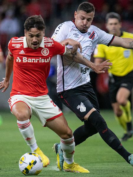 Mauricio, do Inter, tenta se livrar da marcação na partida contra o Athletico, válida pelo Campeonato Brasileiro - Maxi Franzoi/AGIF