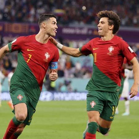 Cristiano Ronaldo e João Félix comemoram gol de Portugal sobre Gana na Copa do Mundo - Clive Brunskill/Getty Images