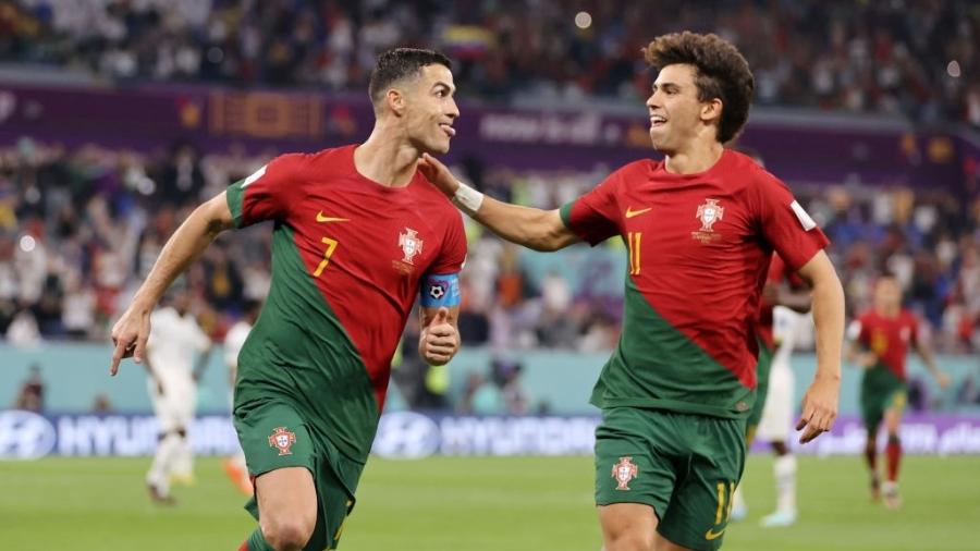 Cristiano Ronaldo e João Félix comemoram gol de Portugal sobre Gana na Copa do Mundo - Clive Brunskill/Getty Images