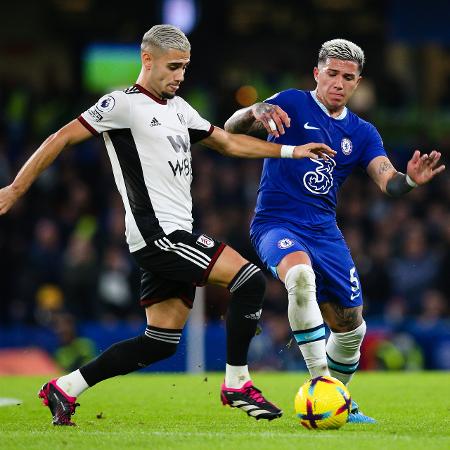 Andreas Pereira, do Fulham, disputa bola com Enzo Fernández, do Chelsea, em jogo pelo Campeonato Inglês - Craig Mercer/MB Media/Getty Images