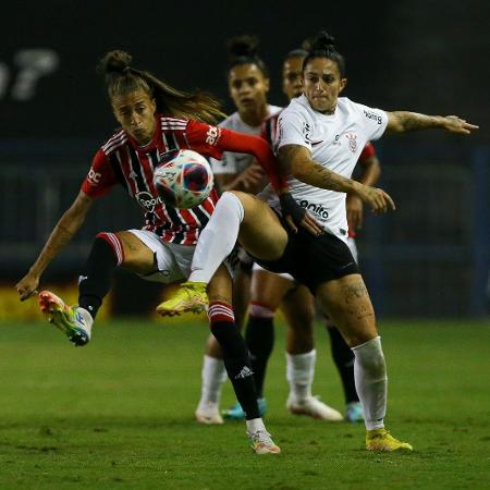 São Paulo e Corinthians durante jogo do futebol feminino