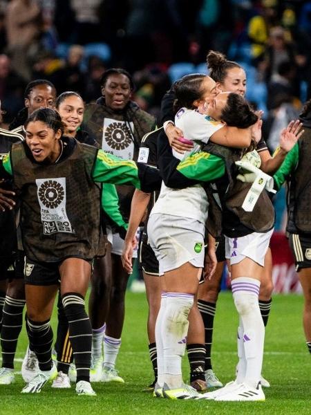 Seleção jamaicana celebra empate com a França na Copa feminina