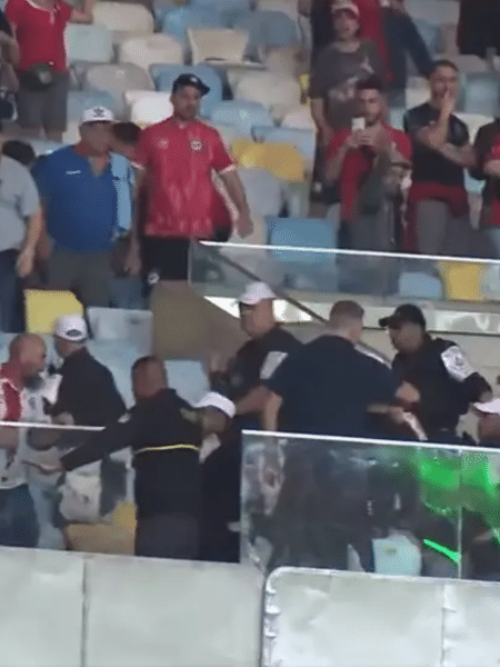 Confusão entre a polícia militar e torcedores do Argentinos Juniors no Maracanã