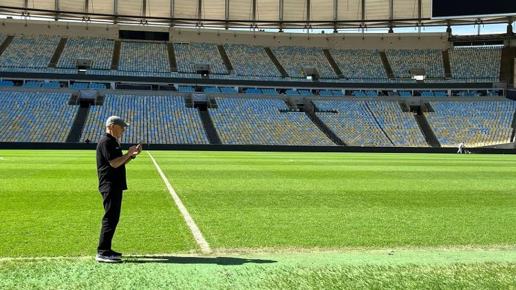 Funcionário da Conmebol tira foto do gramado do Maracanã à véspera de Fluminense x Olimpia