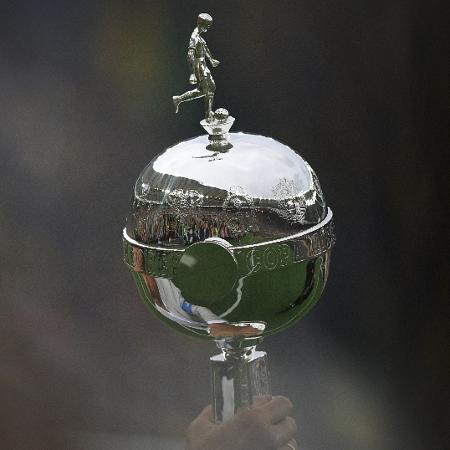 Taça da Libertadores é exposta antes de Fluminense x Boca Juniors no Maracanã