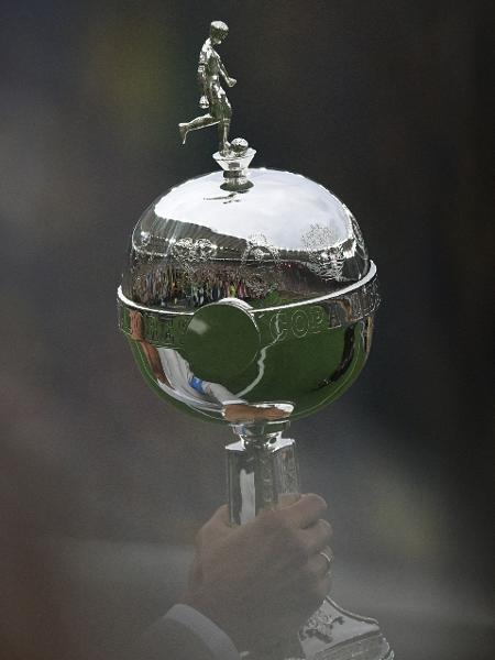 Taça da Libertadores é exposta antes de Fluminense x Boca Juniors no Maracanã