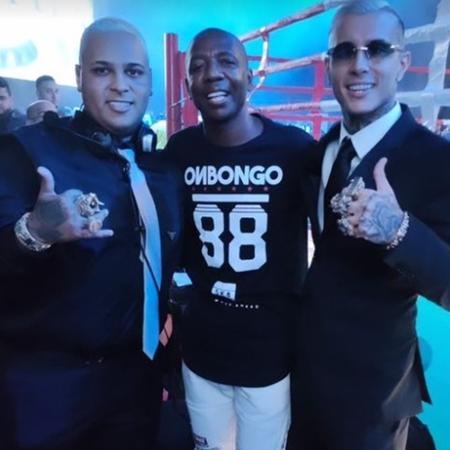 Amaral posa ao lado de MC Paiva e MC Ryan SP no Fight Music Show 4