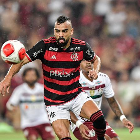 Fabricio Bruno tenta jogada durante partida entre Flamengo e Fluminense pelo Carioca