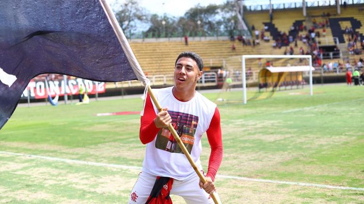 Iago veste camisa de Arthur Vinícius, vítima do incêndio do Ninho, ao comemorar pelo Flamengo