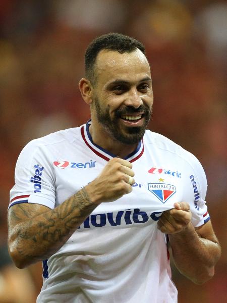 Moisés comemora gol do Fortaleza contra o Sport na semifinal da Copa do Nordeste