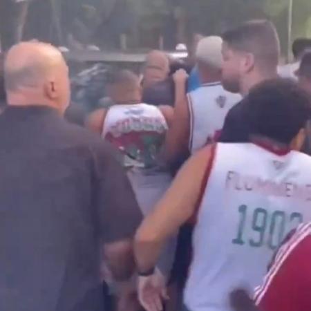 Torcedores do Fluminense protestam antes de jogo contra o Flamengo pelo Brasileirão