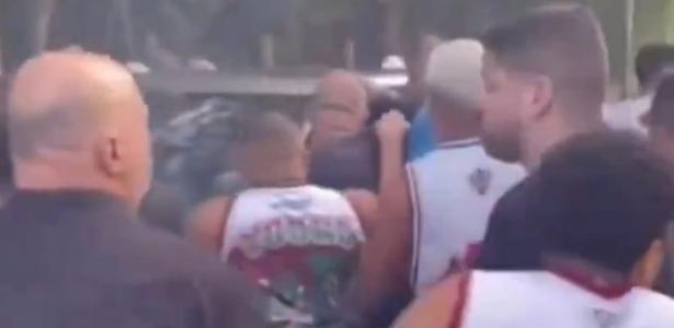 Torcida do Fluminense protesta no CT antes de clássico contra o Flamengo