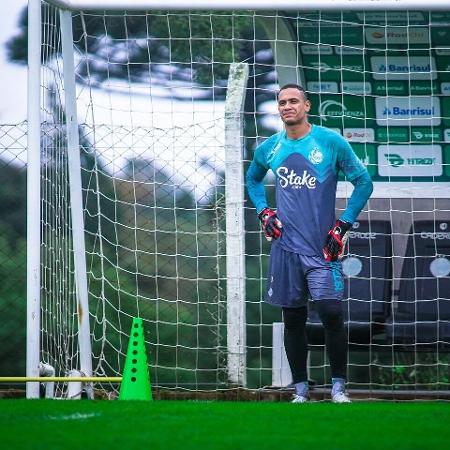 Renan, goleiro que está próximo de ser anunciado pelo Santos