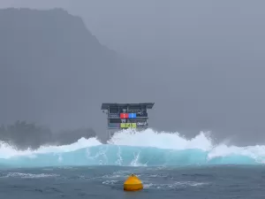 Ondas ruins adiam mais uma vez a reta final do surfe nas Olimpíadas