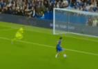 Atacante do Chelsea perde gol inacreditável em sequência desastrosa; veja - Reprodução/X