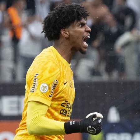 Hugo Souza celebra gol do Corinthians sobre o Atlético-GO em duelo do Campeonato Brasileiro