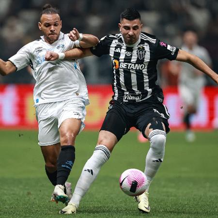 Battaglia disputa a bola com Braithwaite em Atlético-MG x Grêmio, duelo do Campeonato Brasileiro - Gilson Lobo/AGIF