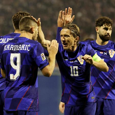 Jogadores da Croácia, entre eles Modric (10), comemoram gol de Kramaric (9) sobre a Escócia