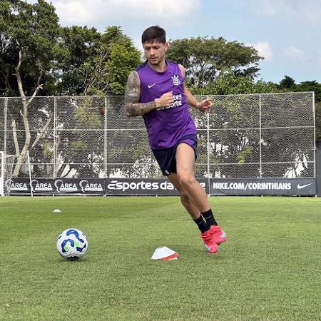 Rodrigo Garro realizou os primeiros trabalhos com bola em sua reabilitação no Corinthians Rodrigo Garro realizou os primeiros trabalhos com bola em sua reabilitação no Corinthians