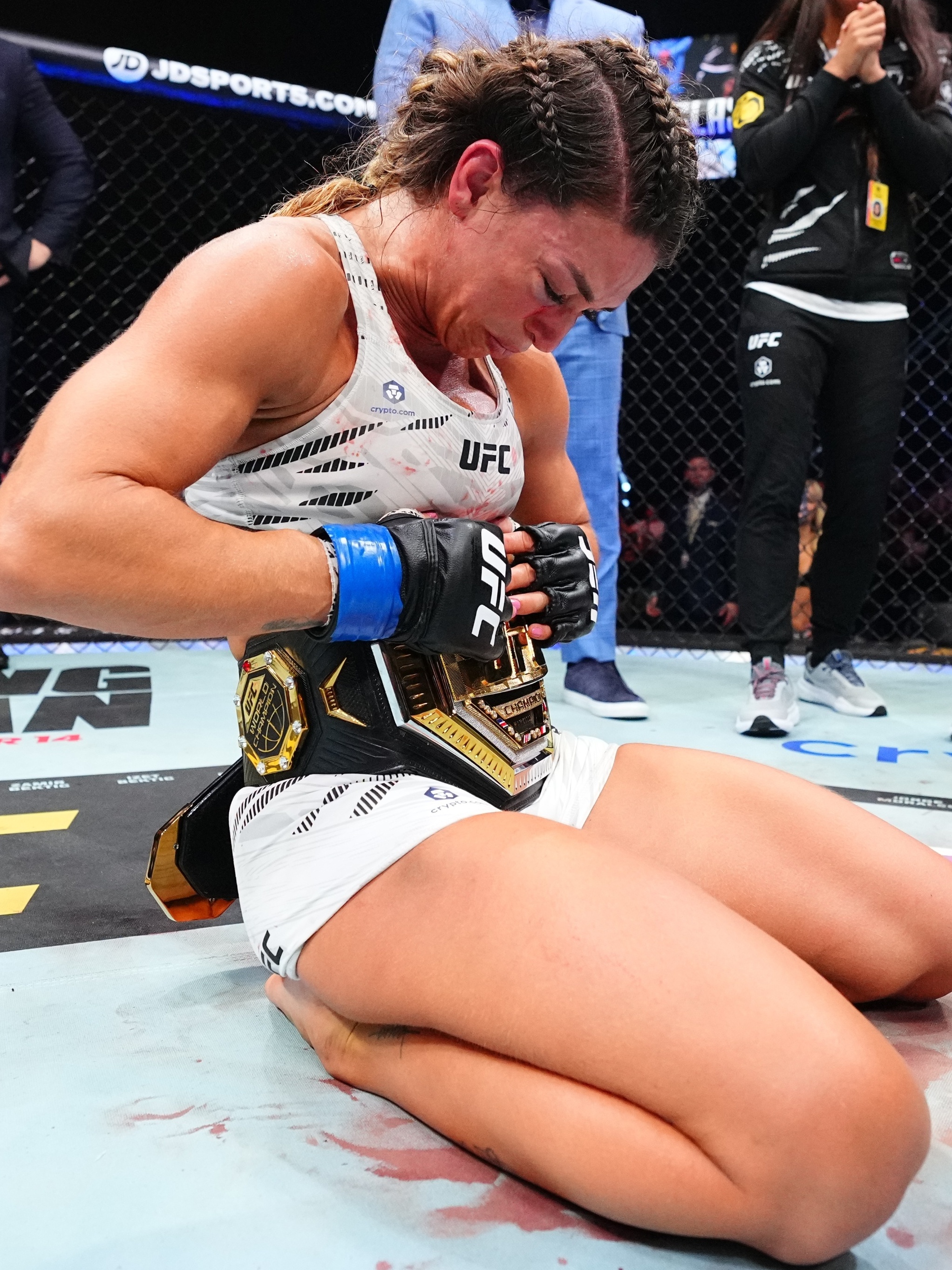 Campeã! Mackenzie Dern vence Virna Jandiroba e conquista título no UFC