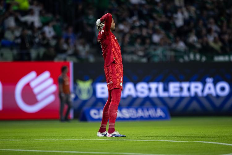 carlos-miguel-lamenta-durante-derrota-para-o-atletico-mg-no-nubank-parque-em-sao-paulo-1785111760679_v2_750x1 Palmeiras tropeça em casa e perde chance de disparar; Atlético-MG vence com falhas do goleiro