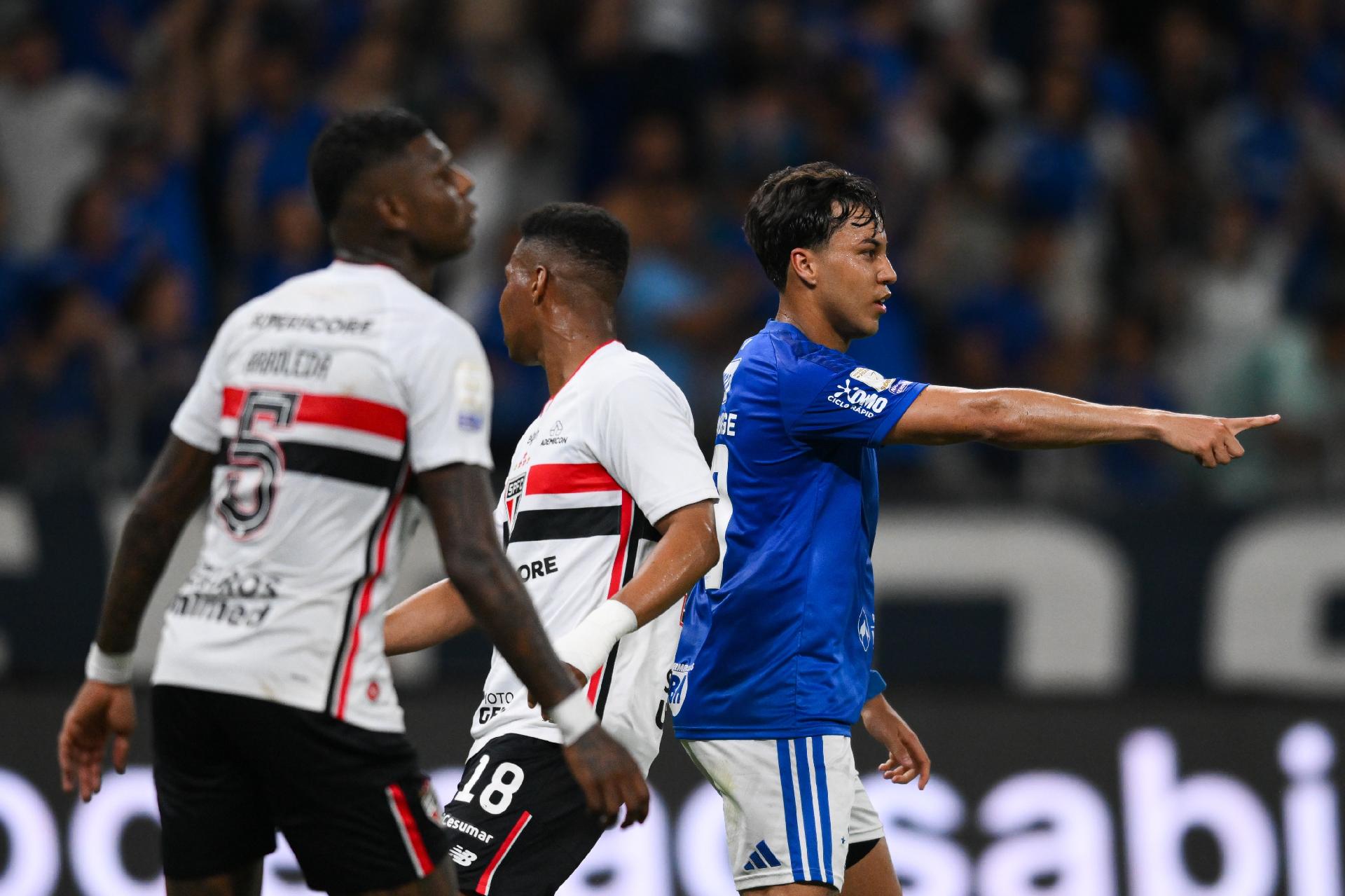 Elenco do São Paulo lamenta gol de Kaio Jorge durante derrota para o Cruzeiro - undefined