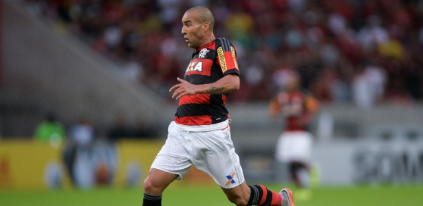 Emerson Sheik conduz a bola em seu primeiro jogo após o retorno ao Flamengo - Pedro Martins/AGIF