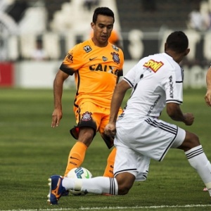 Jadson passa a bola no jogo entre Corinthians e Ponte Preta - Eduardo Knapp/Folhapress