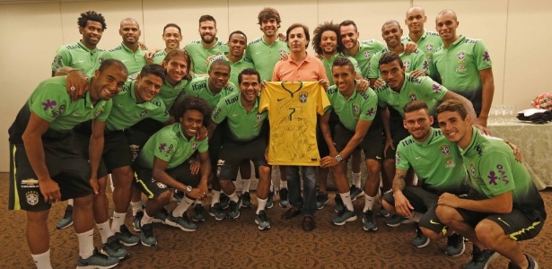 Tom Cavalcante posa com os jogadores e a camisa autografada no hotel, em Fortaleza - Rafael Ribeiro/CBF/Divulgação