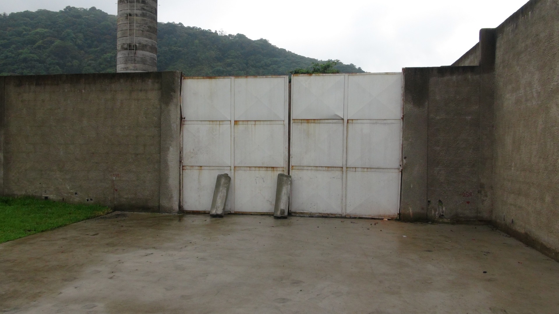 Foram compradas portas blindadas para o Estádio Municipal do Guarujá, mas elas ainda não foram instaladas - Samir Carvalho/UOL