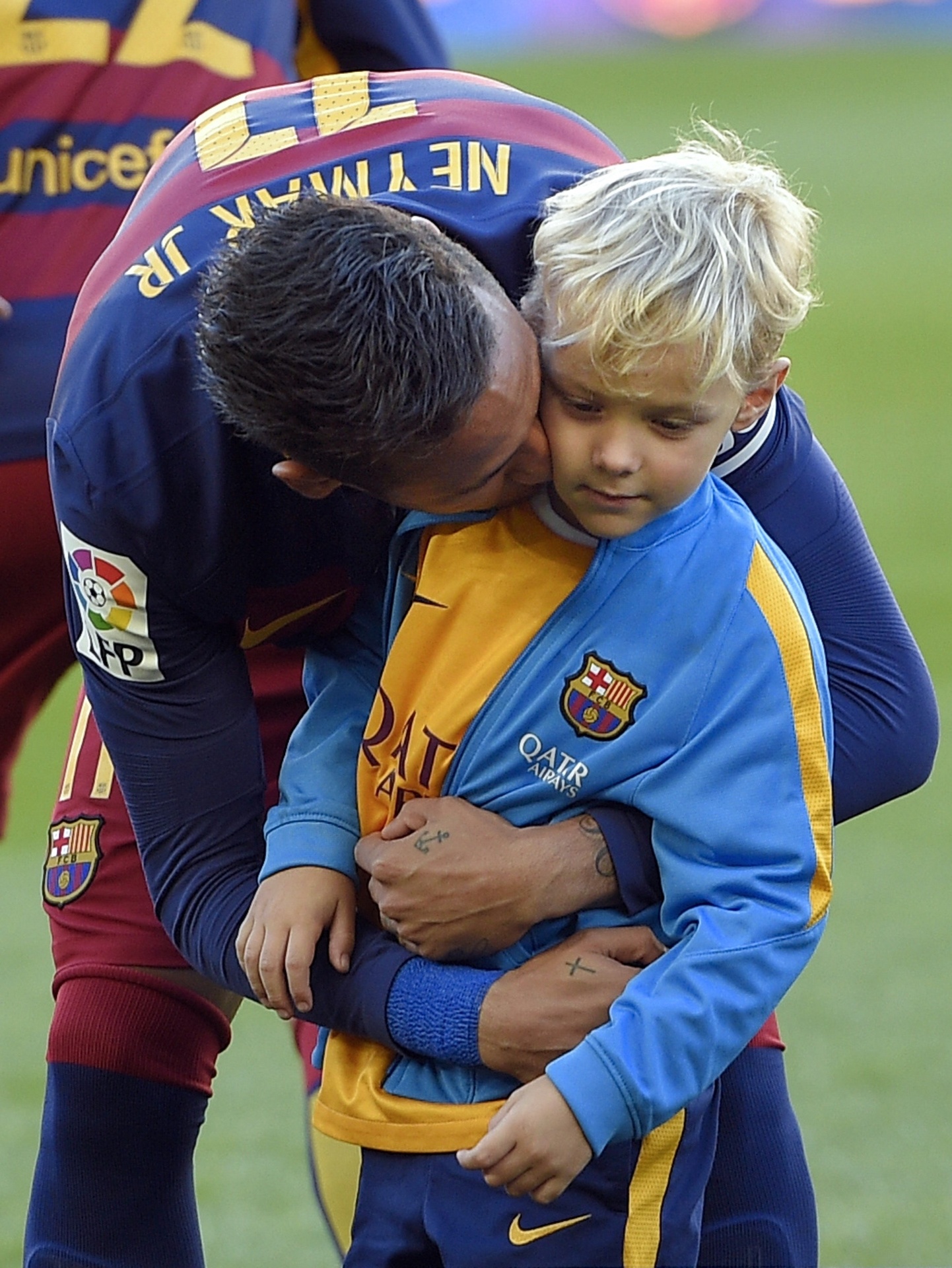 09.jan.2016 - Neymar dá um beijo em seu filho, Davi Lucca, antes da partida entre Barcelona e Granada pelo Campeonato Espanhol - LLUIS GENE/AFP