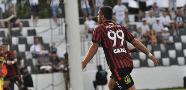 André Lima comemora um de seus gols em sua estreia pela Atlético-PR  - Marco Oliveira/Site Oficial Atlético-PR