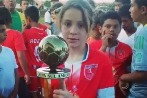 Jogo de futebol infantil. meninos jogando futebol no campo de