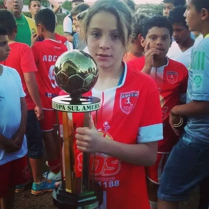 Laura joga pelo time campeão em São Carlos, mas não pode participar da etapa regional porque é menina - Reprodução Facebook