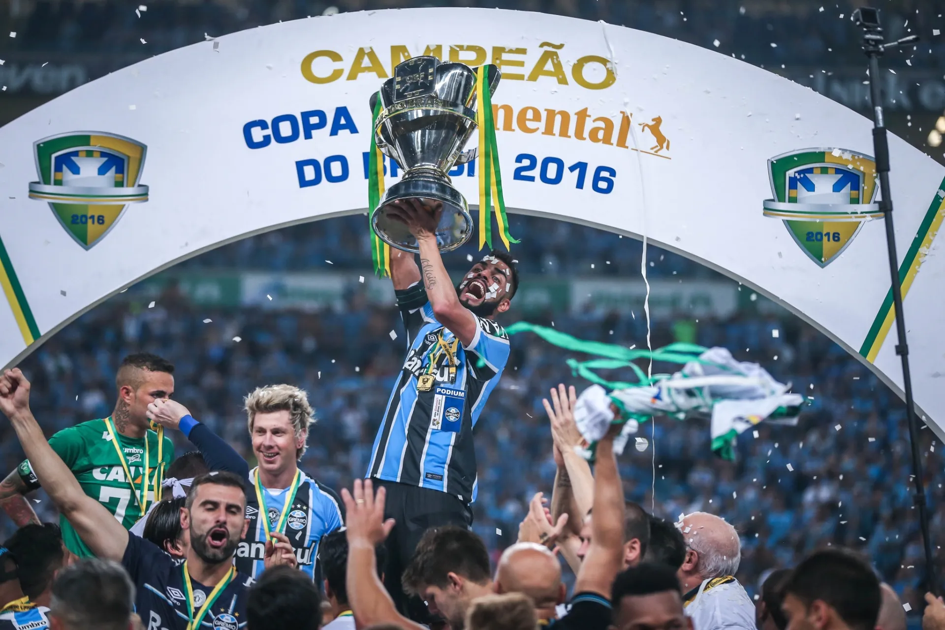 Maicon levanta a taça de campeão da Copa do Brasil - JEFFERSON BERNARDES/AFP