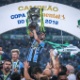 Maicon levanta a taça de campeão da Copa do Brasil - JEFFERSON BERNARDES/AFP