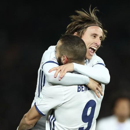 Benzema e Modric comemoram o gol do Real Madrid - Behrouz Mehri/AFP
