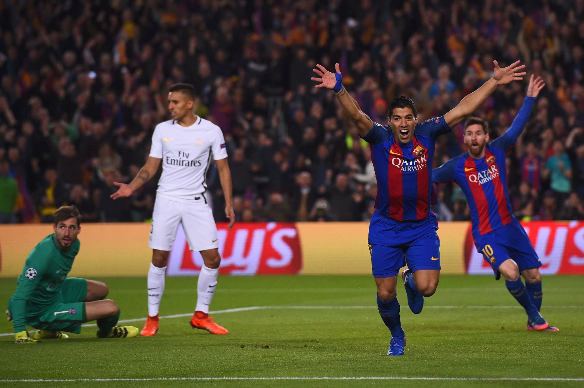 O Barcelona, derrotado na ida, precisava de pelo menos quatro gols. E correu atrás do prejuízo desde o começo: em lance estranho, chorado, Luis Suárez marcou o primeiro tento do Barça, com dois minutos de jogo. Na foto, o uruguaio e Messi comemoram - AFP PHOTO / Josep Lago