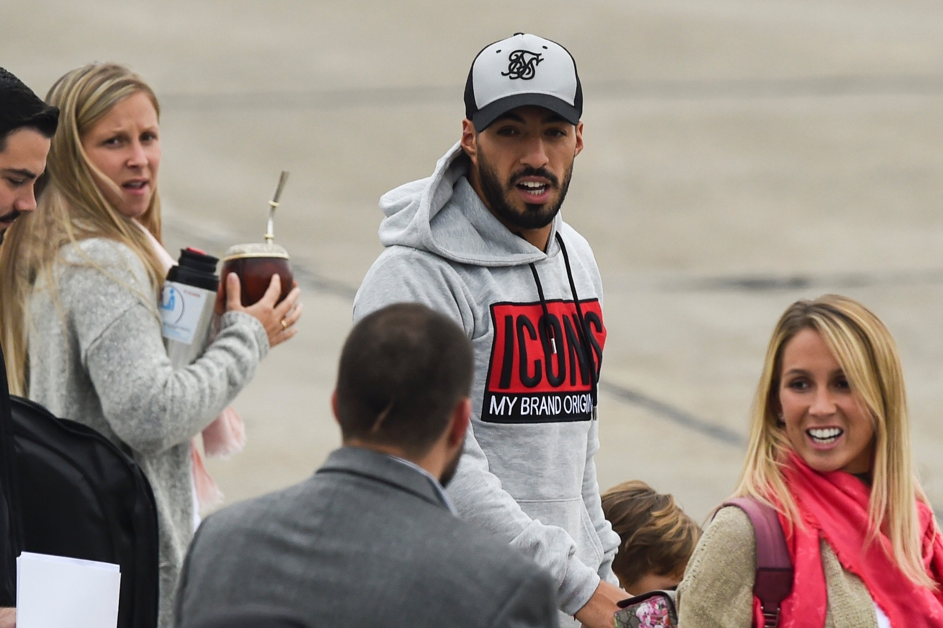 Luis Suarez chega com a família para o casamento do parceiro Messi - AFP Photo