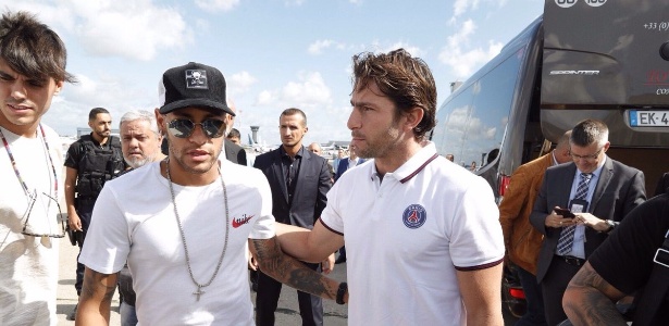 Reforço do PSG para a temporada, Neymar posa ao lado de Maxwell, dirigente do clube - PSG/Twitter